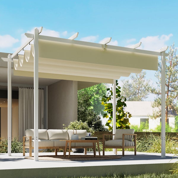 Freistehende weiße Pergola mit ausziehbarem Stoffdach auf einer Terrasse mit modernen Holzmöbeln.