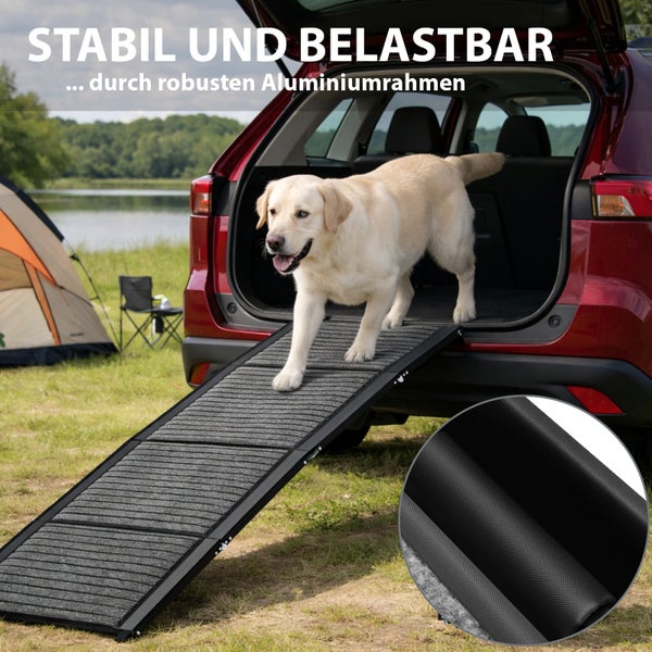 Ein Hund läuft über eine ausklappbare Hunderampe mit robustem Aluminiumrahmen aus dem Kofferraum eines Autos im Freien.