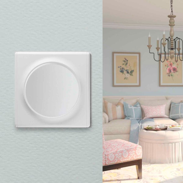 Weißer Lichtschalter oder Dimmer im Quadratdesign montiert an einer Wand neben einem Wohnzimmer mit klassischer Einrichtung.