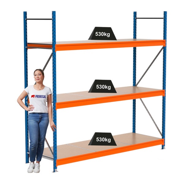 Regal mit drei Ebenen, belastbar bis 530 Kilogramm pro Ebene, mit einer Frau zum Größenvergleich