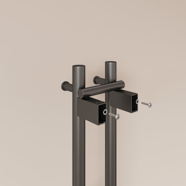 Wandhalterung aus Metall für einen Stoßgriff mit Schrauben und Unterlegscheiben.