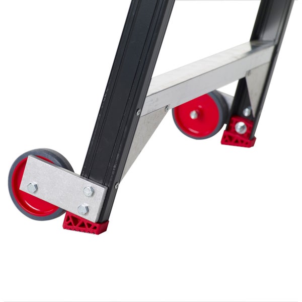 Detailansicht einer Leiter mit Rollen und Trittschutz