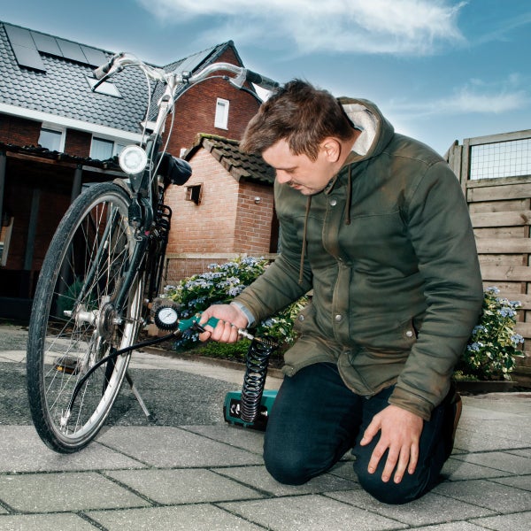 VONROC Tragbarer Luftkompressor, 1100 W, 8 Bar - Luftdurchsatz 180 l/m - Reifenfüller für Auto, Motorrad, Fahrrad, Ball - tragbarer Kompressor ohne √ñl mit 11 Zubehörteilen