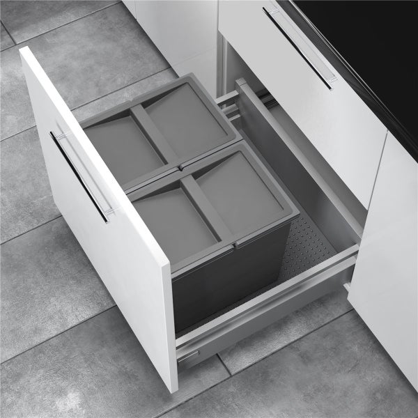 Einbau-Abfalltrennsystem in einer weißen Küchenschublade mit zwei grauen Mülleimern inklusive Deckel.