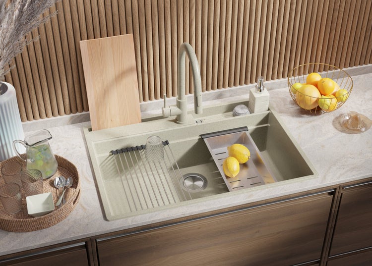 Spüle mit Armatur, Abtropfgestell und Zubehör auf einer Küchentheke