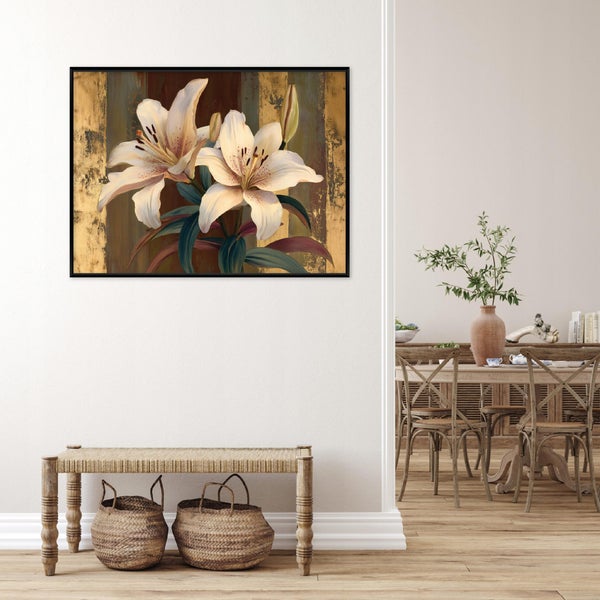 Wandbild mit Lilien Motiv im schwarzen Rahmen, dekoriert in einem Esszimmer mit Holzbank und Weidenkörben.