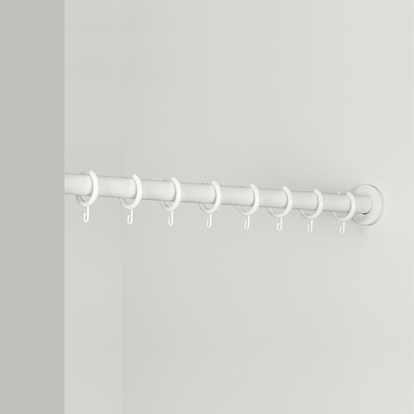 Weiße Gardinenstange mit Ringen und Haken zur Wandmontage.