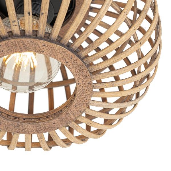 Detailaufnahme einer Deckenleuchte aus Rattan mit einer klaren Glühbirne