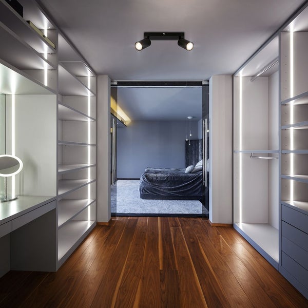 Runder Einbaustrahler-Rahmen aus glänzendem Metall mit Haltefedern, schwenkbar.