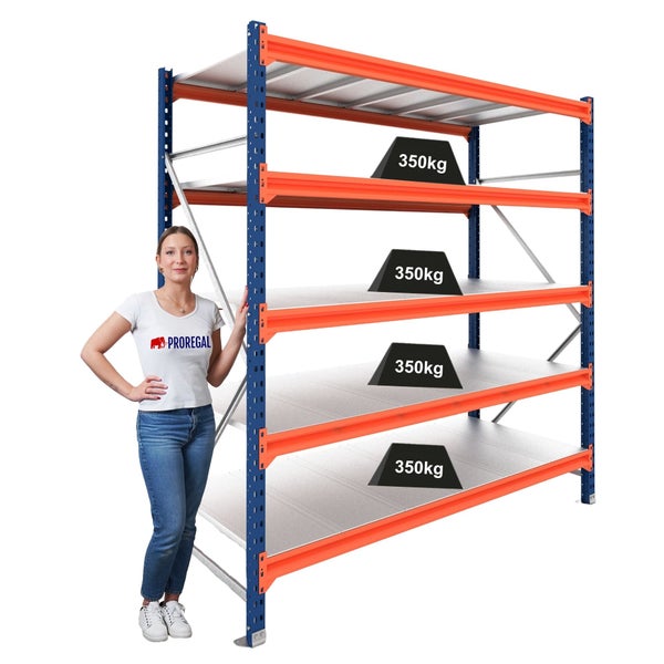 Proregal Schwerlastregal mit blauem Gestell und orangefarbenen Traversen, 5 Böden, Tragkraft 350 kg je Boden, mit Person als Größenvergleich.