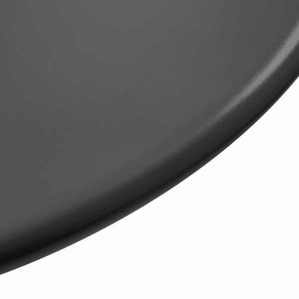 Nahaufnahme einer abgerundeten Kante einer dunkelgrauen strukturierten Oberfläche.