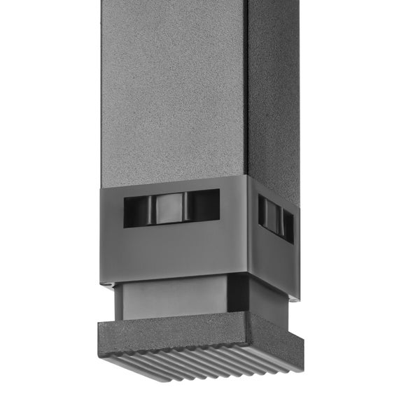 Detailansicht eines quadratischen Metall-Möbelbeins mit verstellbarem Kunststofffuß und geriffelter Unterseite zum Bodenschutz.