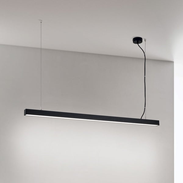 Moderne LED Pendelleuchte in länglicher Form mit schlichtem Metallgehäuse für die Deckenmontage im Wohnbereich.