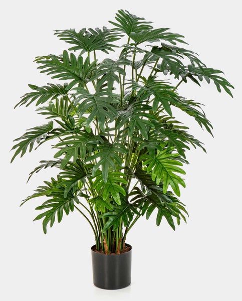 Künstliche Philodendron-Pflanze mit grünen, tief gelappten Blättern in einem schwarzen Topf.