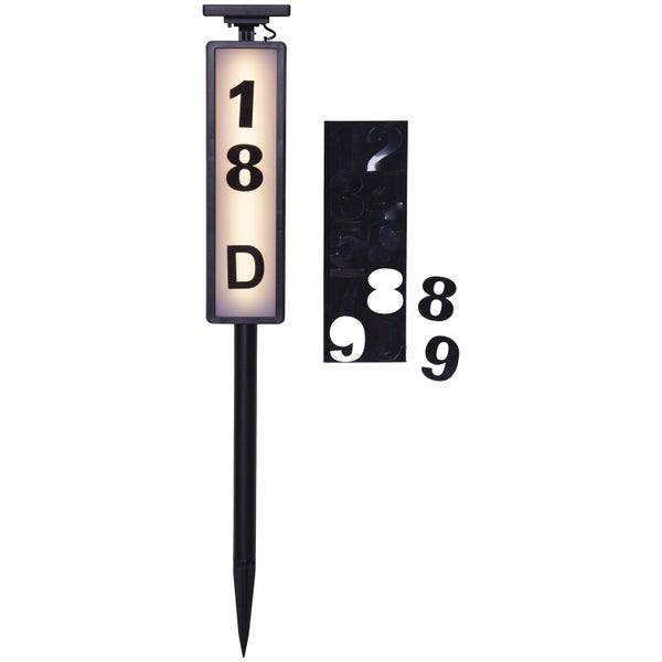 Beleuchtetes Hausnummernschild im Außenbereich vor dem Haus