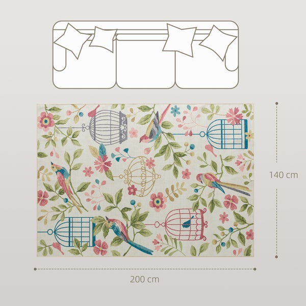 Teppich mit Vogel- und Blumenmuster, 140 mal 200 Zentimeter, dargestellt vor einem Sofa.