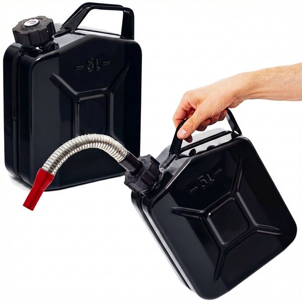 Zwei schwarze 5 Liter Kraftstoffkanister, einer mit flexiblem Ausgießer und einer in der Hand gehalten