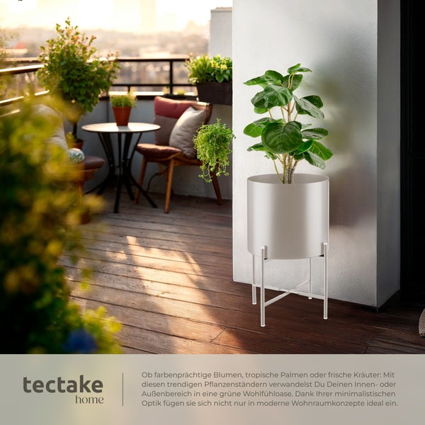 Szene mit einem Blumenständer aus Metall und Pflanzen auf einem Balkon.