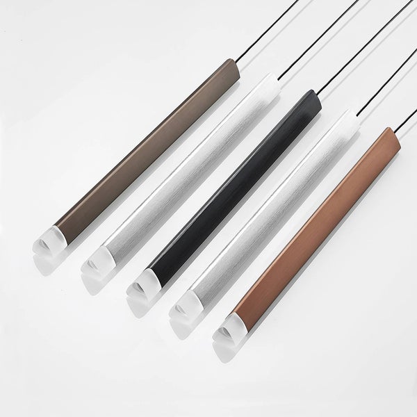 Fünf zylindrische Pendelleuchten-Körper in verschiedenen Metallic-Oberflächen mit transparenten Endstücken und schwarzen Kabeln.