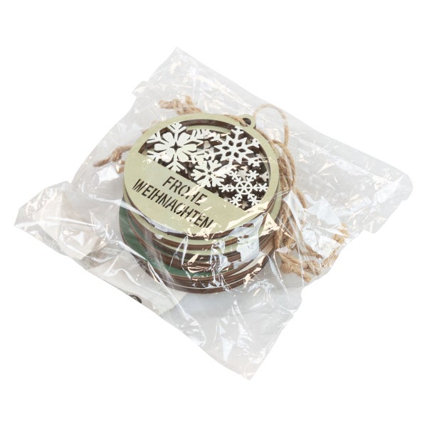 Verpackte hölzerne Christbaumanhänger mit Schneeflocken und dem Schriftzug Frohe Weihnachten