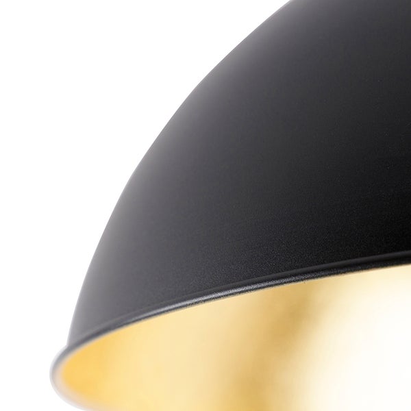 Detail einer Hängeleuchte mit Metallschirm