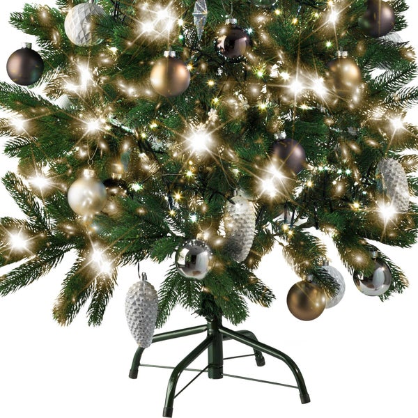 Geschmückter Weihnachtsbaum mit Christbaumkugeln und Lichtern