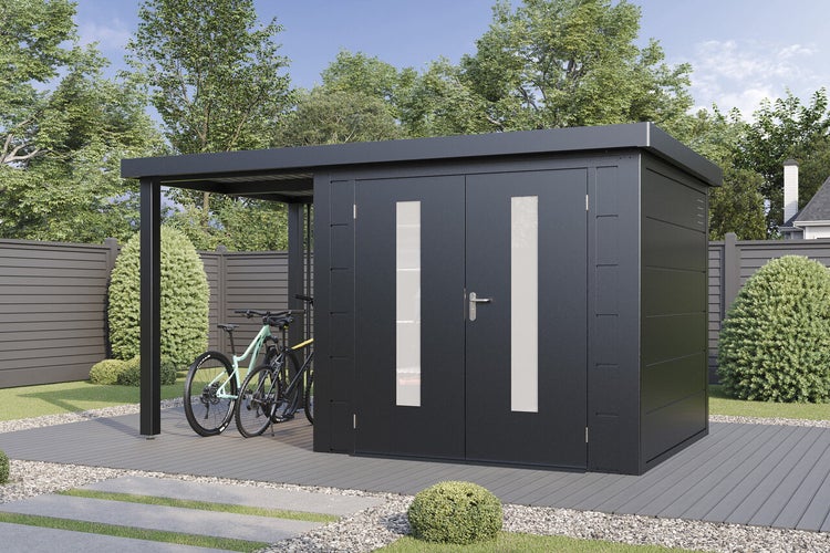 Modernes Metallgerätehaus mit integriertem Schleppdach und Fahrrädern auf einer Terrasse im Garten.
