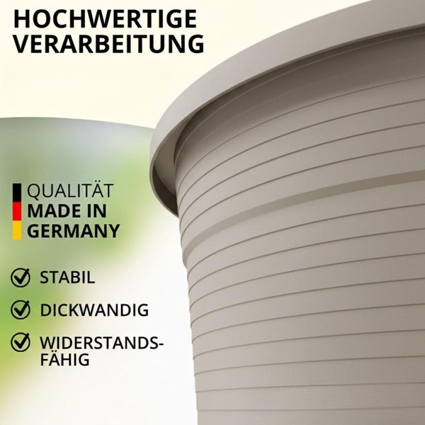 Detailansicht eines stabilen, dickwandigen Pflanztopfes aus deutscher Herstellung mit gerillter Oberfläche.
