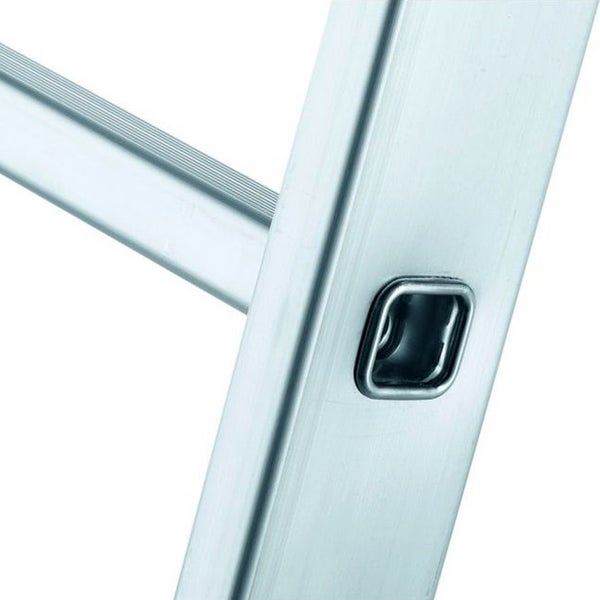 Detail einer Aluminiumleiter mit Sprossen und einer rechteckigen Halterung