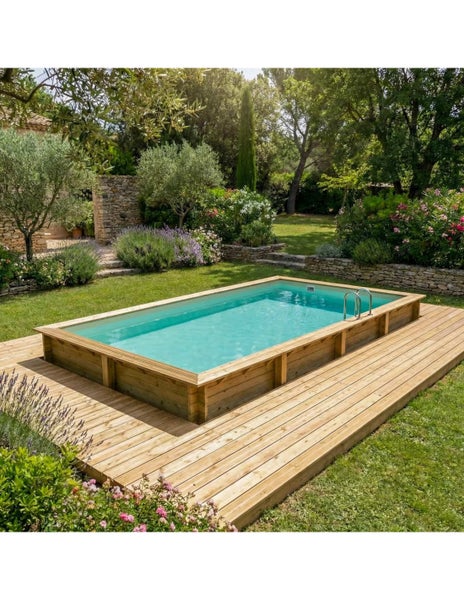 Rechteckiger Holzpool mit Leiter und Holzterrasse im Garten