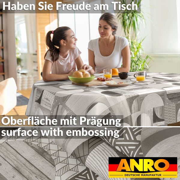 Geprägte Tischdecke mit geometrischem Muster von ANRO. Abgebildet sind eine Familie am Tisch und eine Nahaufnahme der Textur. ANRO Logo.