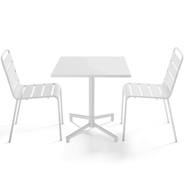 Weißes Bistro-Set bestehend aus einem quadratischen Metalltisch und zwei Stühlen mit Latten-Design für Garten oder Balkon.
