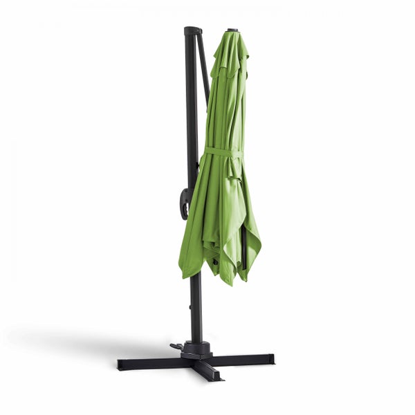 Geschlossener Ampelschirm in Grün mit dunkelgrauem Mast und Kreuzfußständer.