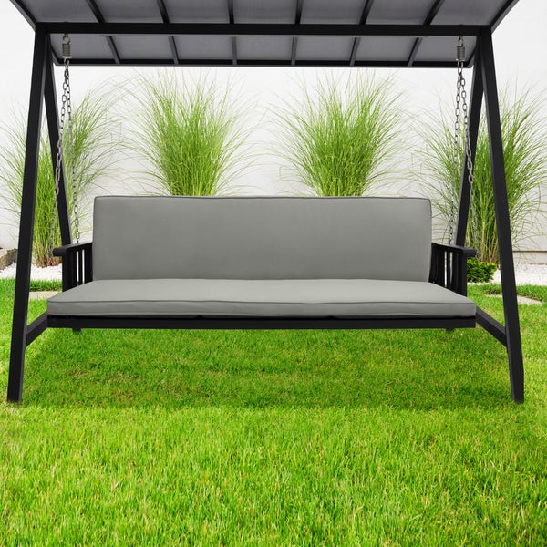 Moderne Hollywoodschaukel mit Metallgestell, Dach und Polstern im Garten auf einer gepflegten Rasenfläche.