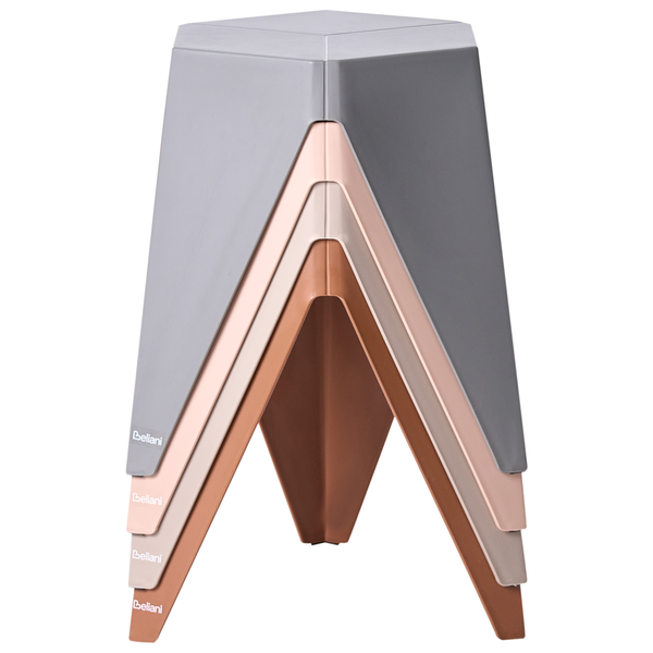 Stapelbare Hocker aus Kunststoff in geometrischem Design, dreibeinig, Beliani Logo.
