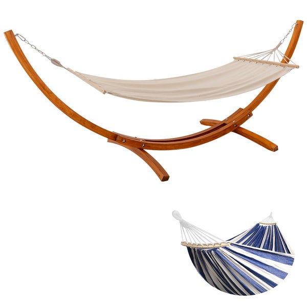 Hängematte mit Holzgestell und einer Hängematte mit Streifen