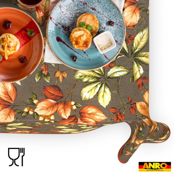 Tischdecke mit herbstlichem Blättermuster, gedeckter Tisch mit Tellern und Speisen, lebensmittelecht, ANRO Logo.