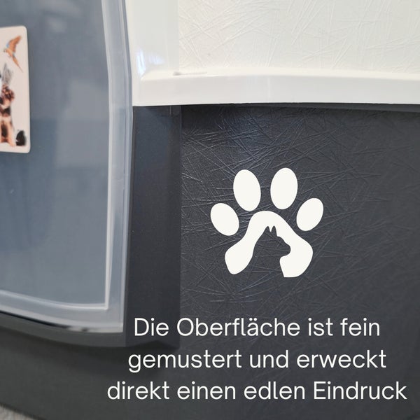 Hundepfotenabdruck und Katzensilhouette auf einer Haustiertoilette