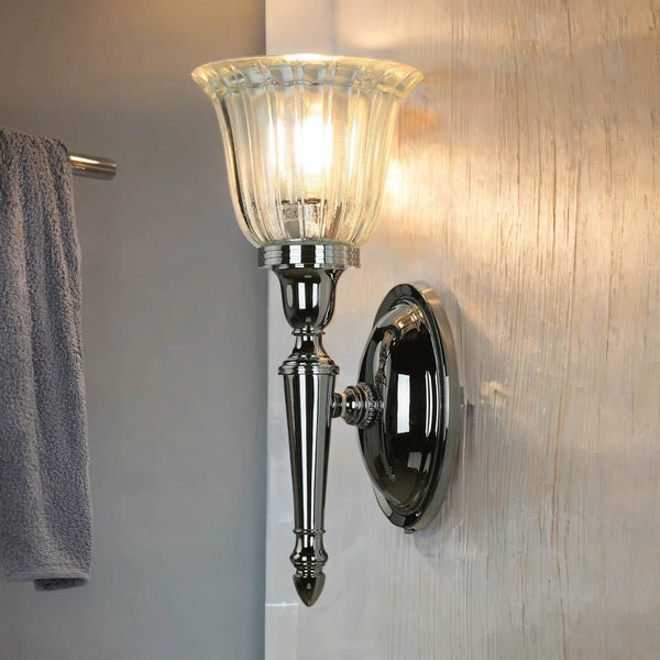 Wandleuchte aus Glas und Metall im Badezimmer