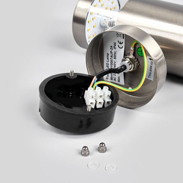 Wandleuchte LED mit geöffnetem Montagesockel, Anschlussklemme, Kabeln, Schrauben und Dichtungsringen, Schutzart IP44.