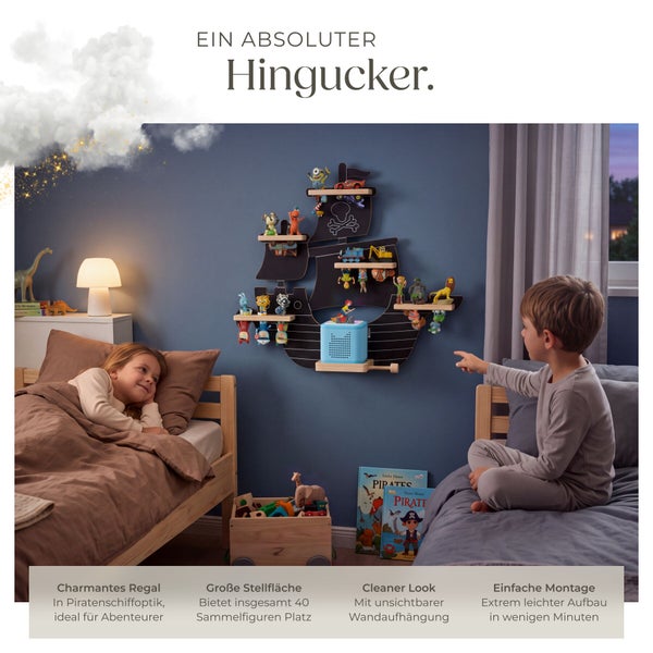 Wandregal in Piratenschiffoptik als Kinderzimmerregal für Sammelfiguren an einer Wand zwischen zwei Kinderbetten mit spielenden Kindern.