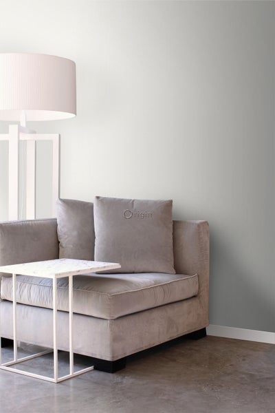 Wohnzimmerszene mit Sofa, Kissen, Beistelltisch und Stehlampe