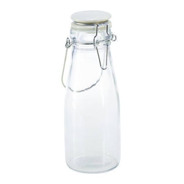 Transparente Glasflasche mit weißem Bügelverschluss und einem Henkel aus Metalldraht.