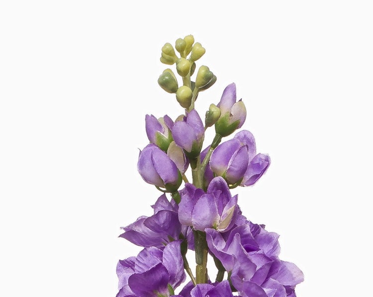 Künstliche Blume mit violetten Blüten und grünen Knospen.