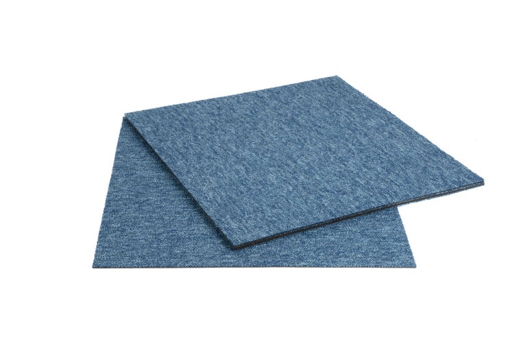 Quadratische Teppichfliesen mit blauer, strukturierter Oberfläche.