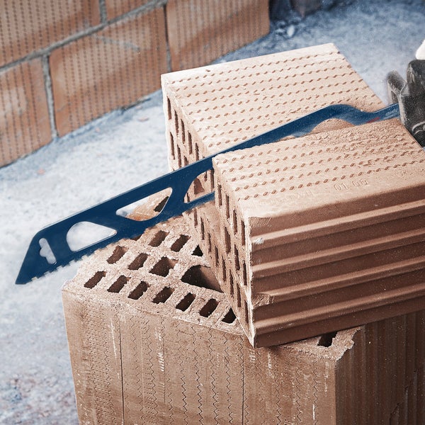 Steinsäge im Einsatz zum Schneiden von Ziegelsteinen