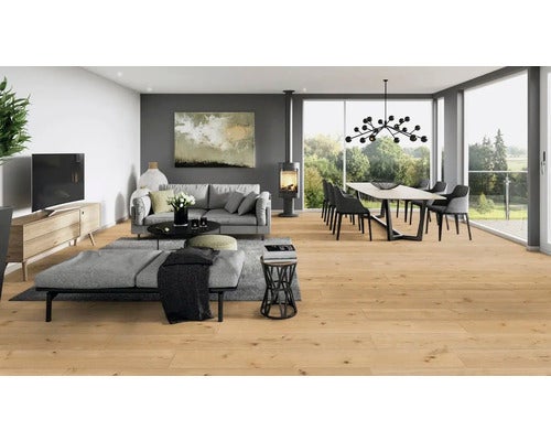 Heller Holzboden in einem Wohn- und Esszimmer mit Sofa, Tisch und Stühlen