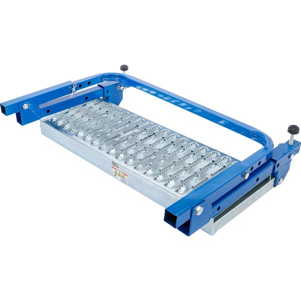 Anhängerkupplung Trittstufe aus Metall mit blauem Rahmen