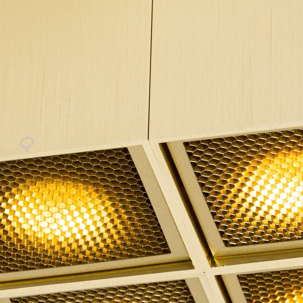 Detailaufnahme einer Deckenleuchte mit wabenförmigem Diffusor