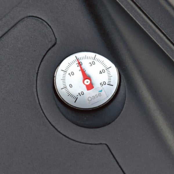 Analoges Oase Thermometer eingebettet in schwarzem Kunststoff mit einer Temperaturskala von minus 10 bis 50 Grad Celsius.